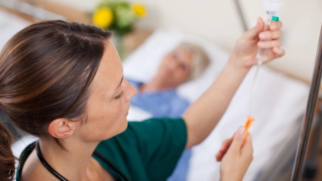 Ποια συμπτώματα δείχνουν ότι η γρίπη «γυρνάει» σε πνευμονία
